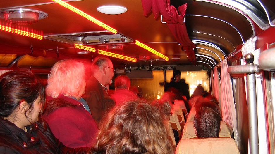 Lindener im Bus auf dem Weg zur Ausstellung 50 Jahre Migration