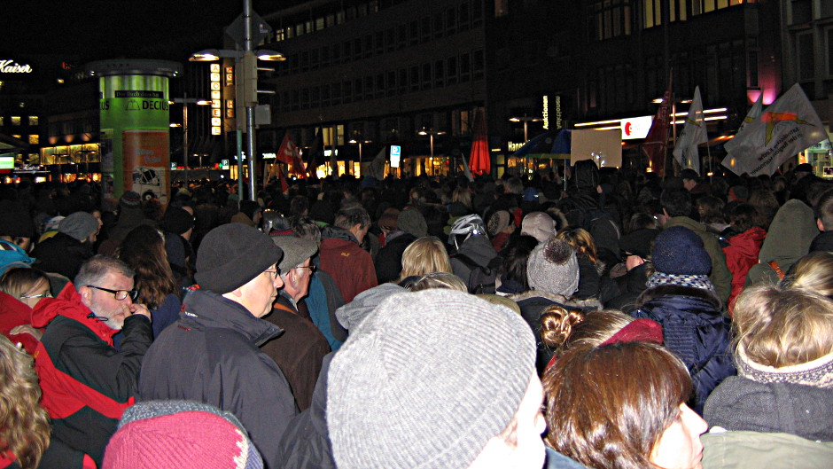 Menschenmassen in Hannover demonstrieren gegen #hagida und #pegida