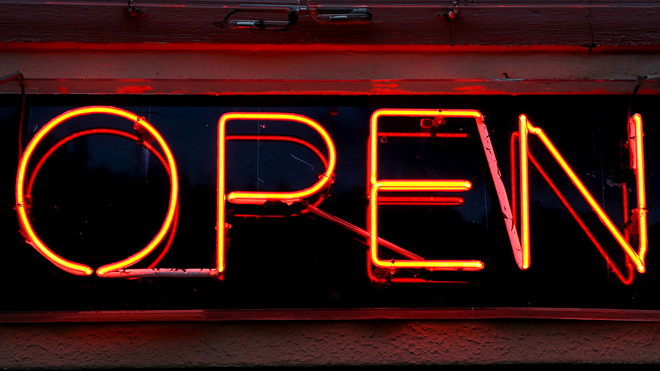 "open" in Neonschrift