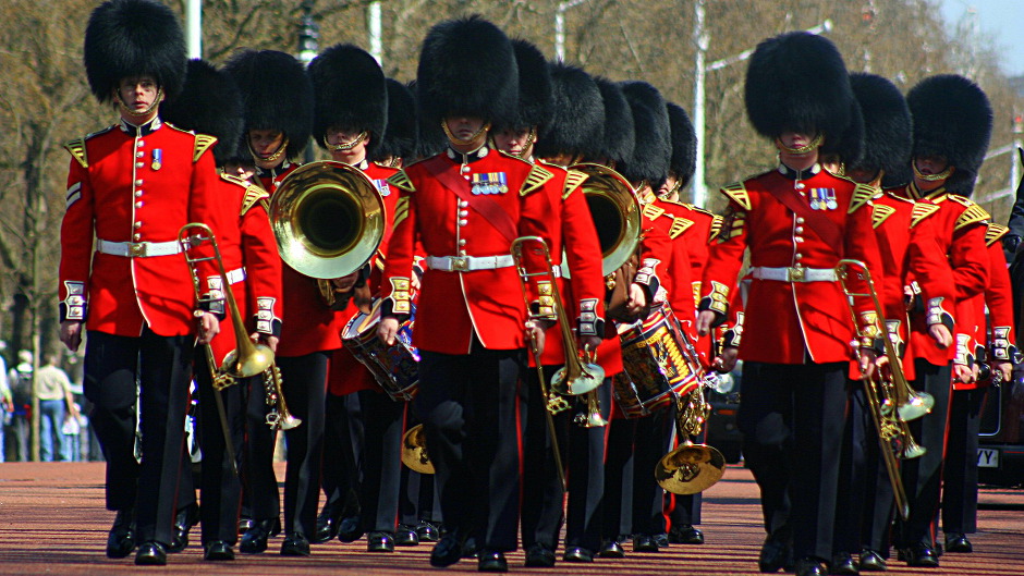 Königliche Palastwache marschiert für die Blogparade LInden