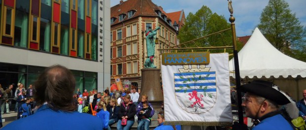 Fanfarenzug Alt-Linden vor dem Nachtwächter-Brunnen auf den Lindener Marktplatz
