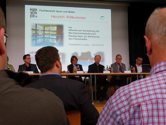Blick aufs Podium bei Infoveranstaltung Fössebad im Freizheitheim Linden 20.05.16