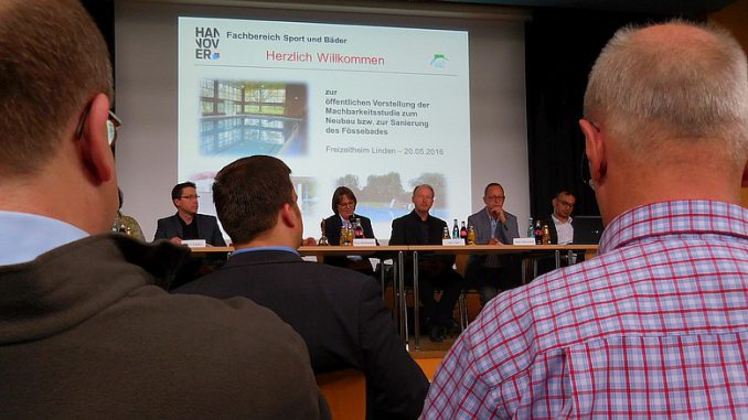 Blick aufs Podium bei Infoveranstaltung Fössebad im Freizheitheim Linden 20.05.16