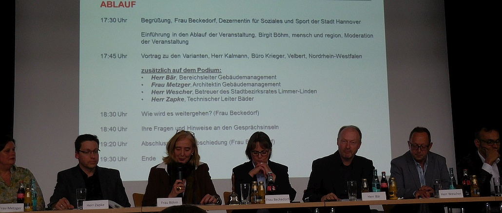 Podium mit Tagesordnung zur Infoveranstaltung Fössebad