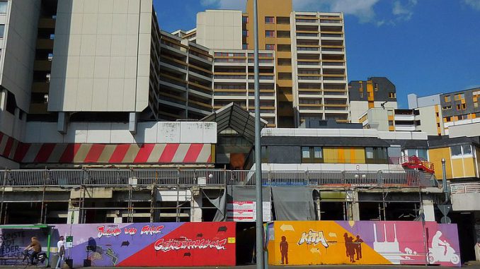 Ihme-Zentrum Fassade und Einfahrt Garage