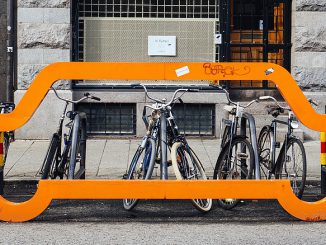 Fahrräder auf einem Parkplatz