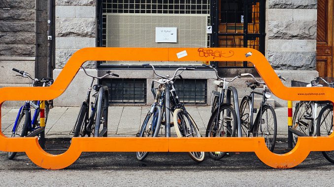 Fahrräder auf einem Parkplatz