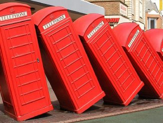 Englische Telefonzellen fallen um, Brexit