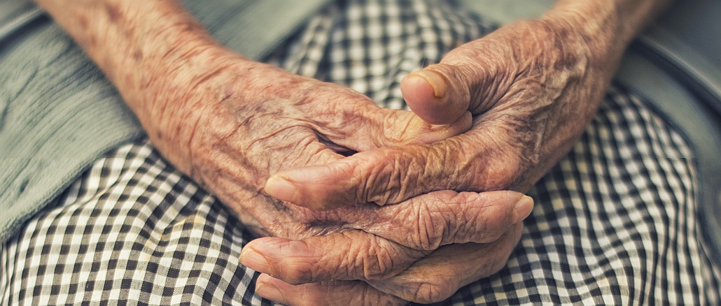 Armut: gefaltete Hände einer alten Frau