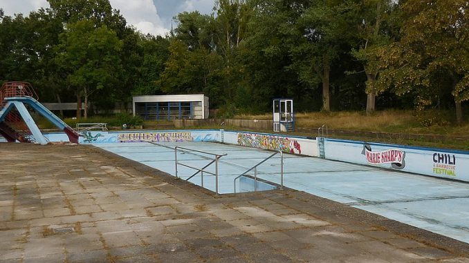 Fössebad, leeres Freibadbecken