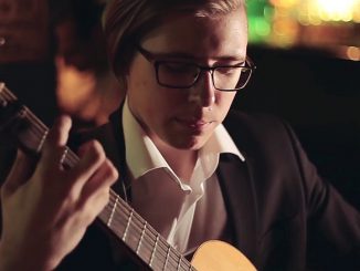 Gitarrist lexandr Misko spielt Billie Jean von Michael Jackson