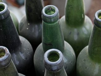 Leere, alte und verstaubte Flaschen
