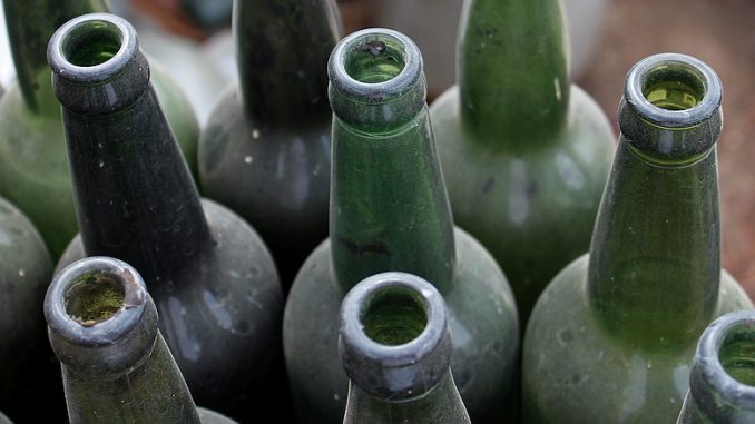 Leere, alte und verstaubte Flaschen