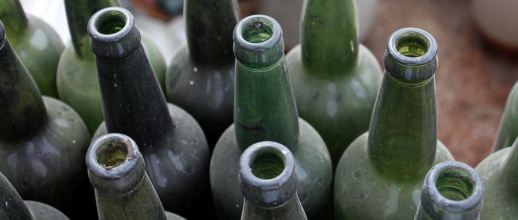 Leere, alte und verstaubte Flaschen