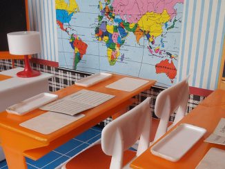 Klassenzimmer einer Puppenstuben-Schule