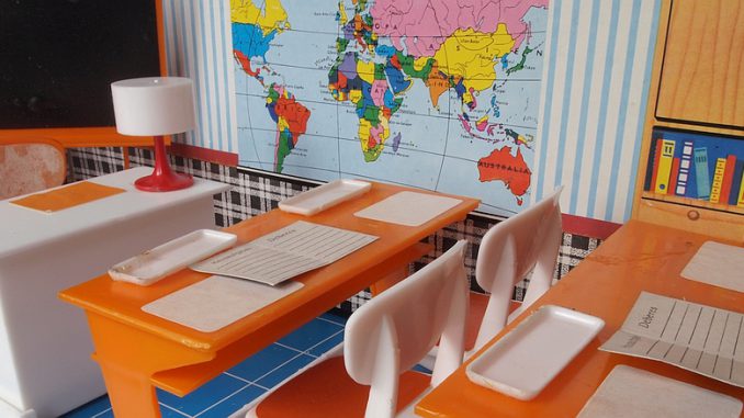 Klassenzimmer einer Puppenstuben-Schule