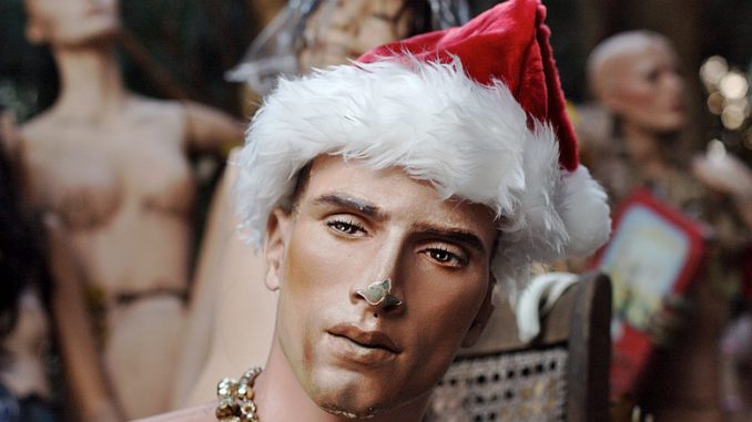 Schaufensterpuppe mit Mütze vom Weihnachtsmann