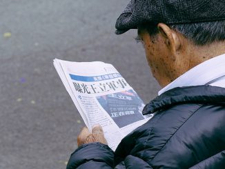 Zeitungsleser auf der Parkbank