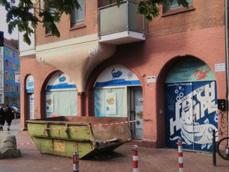 Fisch-Hampe am Schmuckplatz Linden, geschlossen mit Container davor