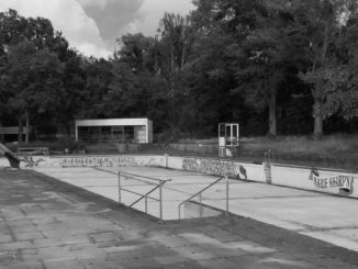 Außenbecken im Fössebad, leer und verwahrlost