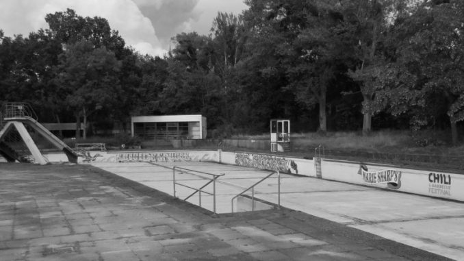 Außenbecken im Fössebad, leer und verwahrlost