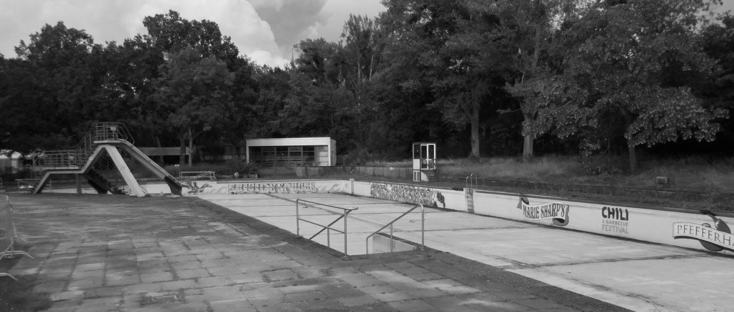Außenbecken im Fössebad, leer und verwahrlost