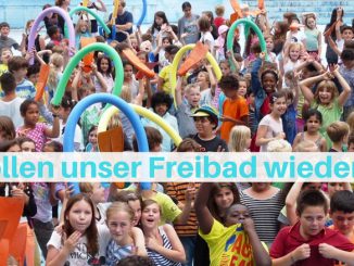 Bild protestierende Kinder im leeren Freibadbecken vom Fössebad