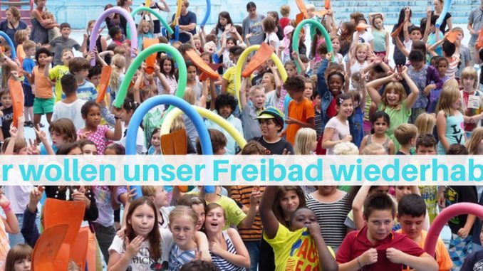 Bild protestierende Kinder im leeren Freibadbecken vom Fössebad