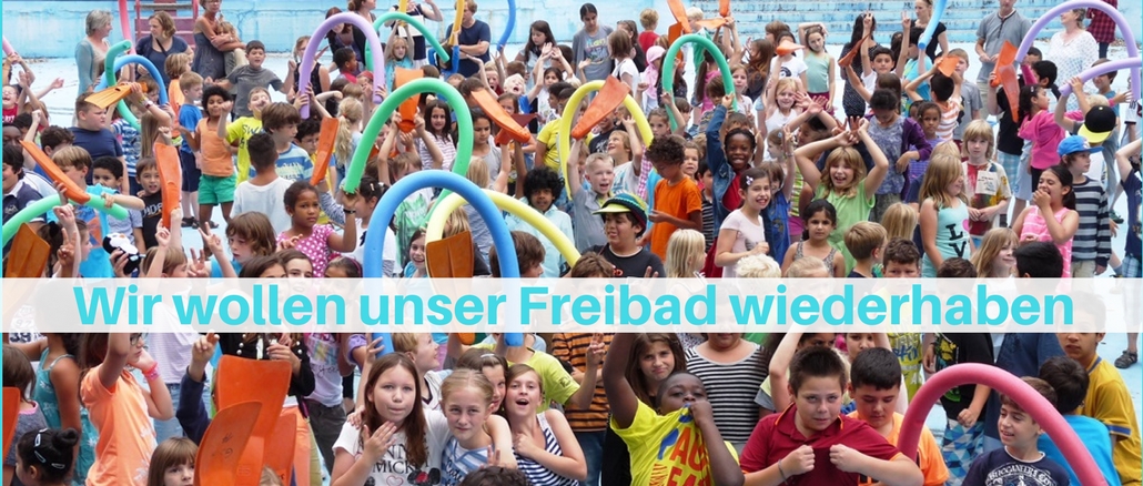 Bild protestierende Kinder im leeren Freibadbecken vom Fössebad