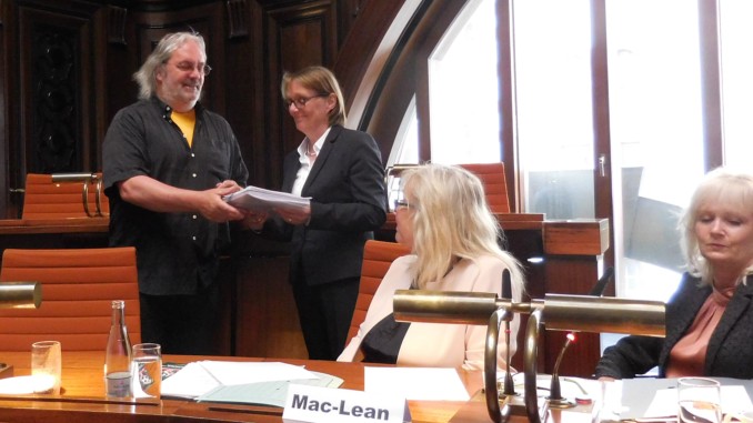 Bezirksbürgermeister Grube übergibt Sportdezernentin Beckedorf die Unterschriften der Petition für das FösseFREIbad