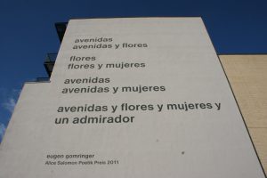 Gedicht Avenidas von Eugen Gomringer an der Wand der Alice-Salomon-Hochschule, Berlin