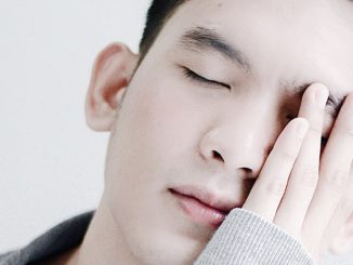 Junger Mann, entspannt