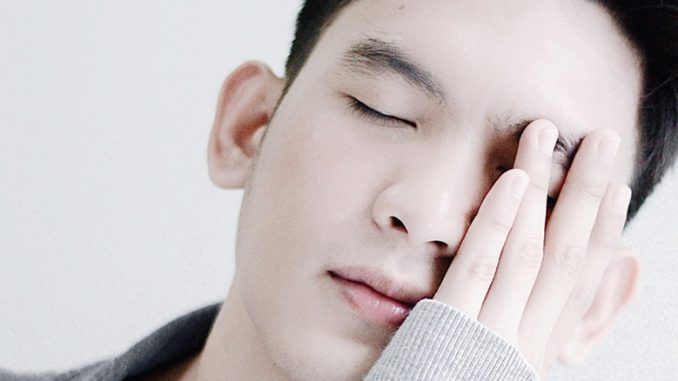 Junger Mann, entspannt