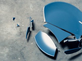 zerbrochener Teller - zerschlagenes Porzellan - gescheiterte Kommunikation