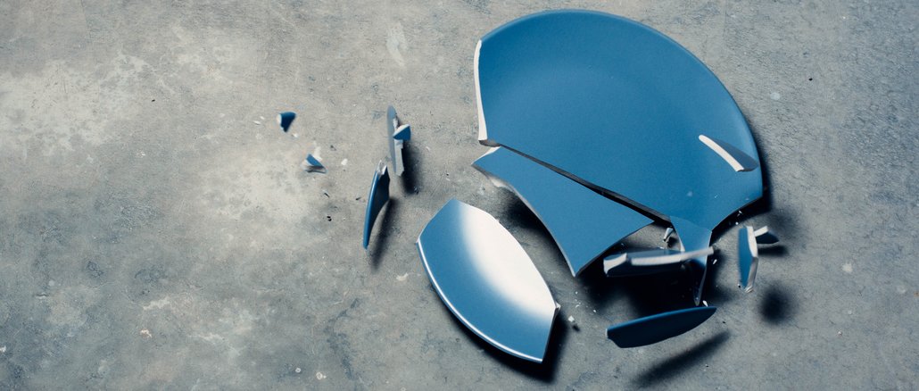 zerbrochener Teller - zerschlagenes Porzellan - gescheiterte Kommunikation