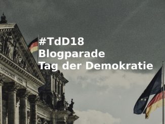 Blogparade Reichstag Berlin, Fassade, Dem Deutschen Volke, davor Deutschland- und Europafahnen
