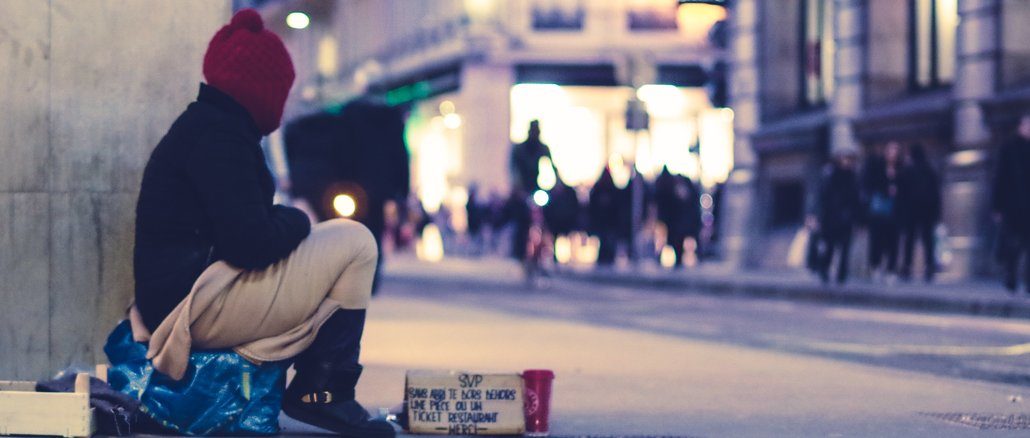 Bettler in einer Einkaufsstraße