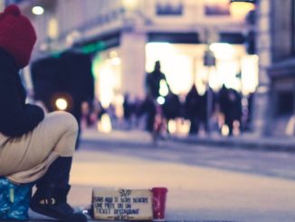 Bettler in einer Einkaufsstraße