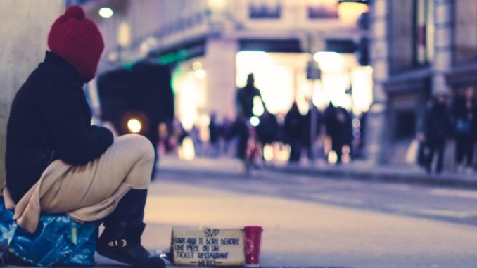 Bettler in einer Einkaufsstraße